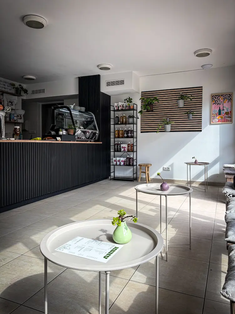 Čerstvá káva a řemeslné pečivo na rustikálním stole